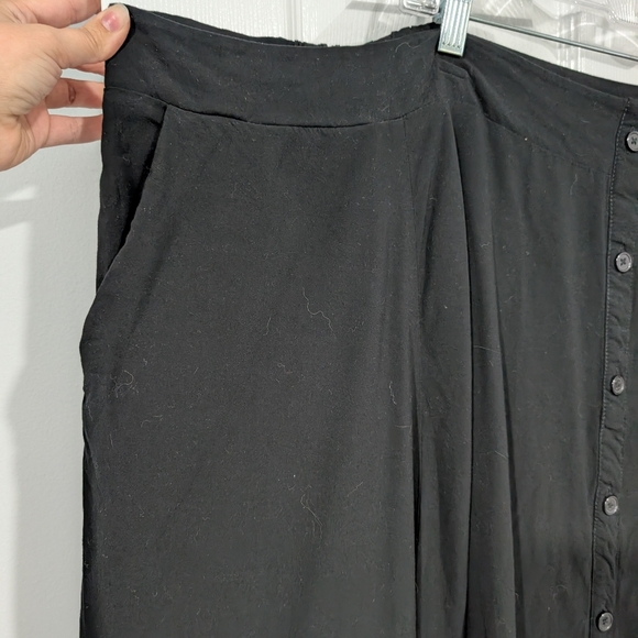 Torrid Deep Black Midi Challis Button-Front Skirt in Size 6 (30) - Picture 3 of 13